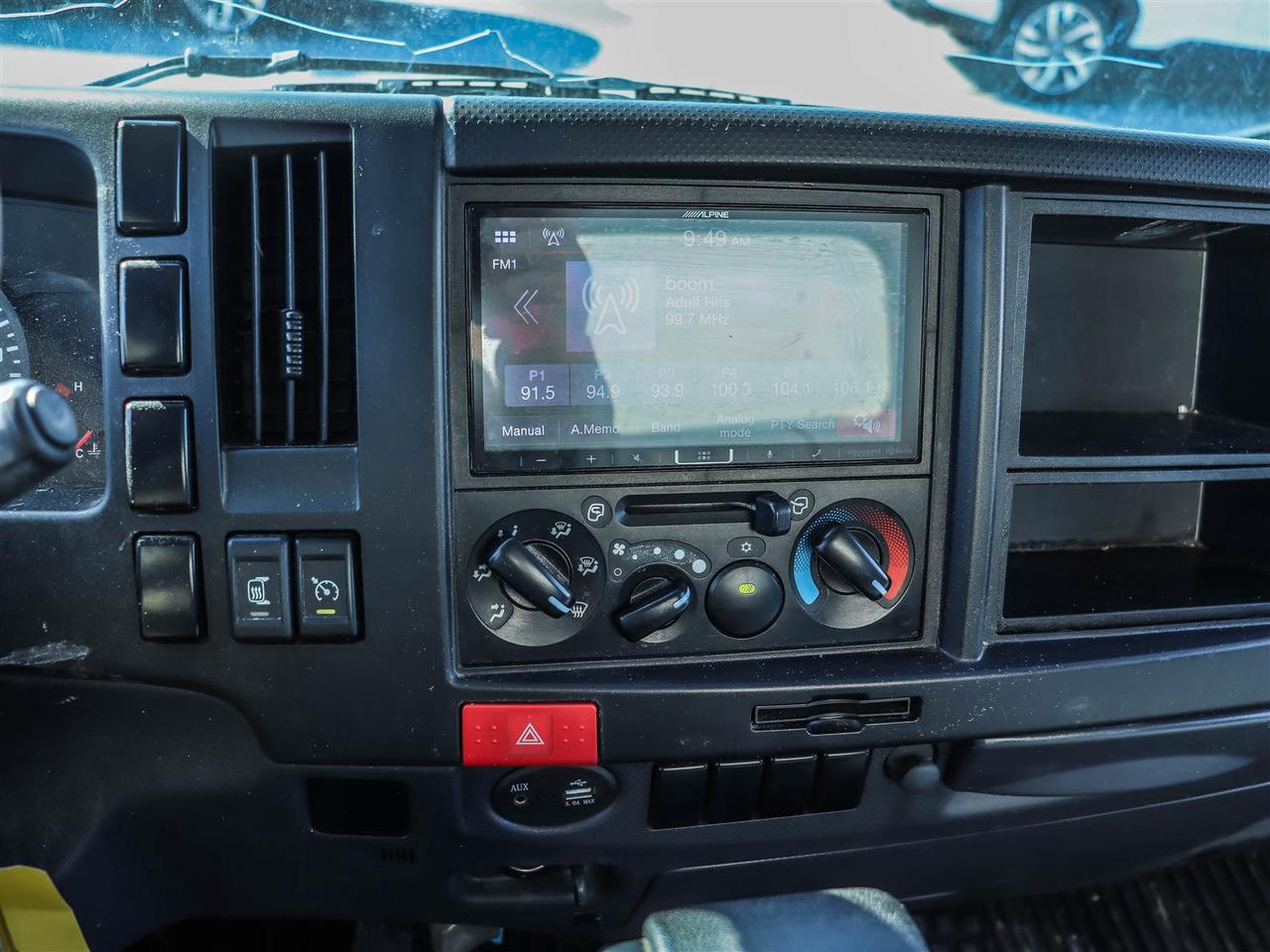 2024 Isuzu NPR 20' box with lift Photo