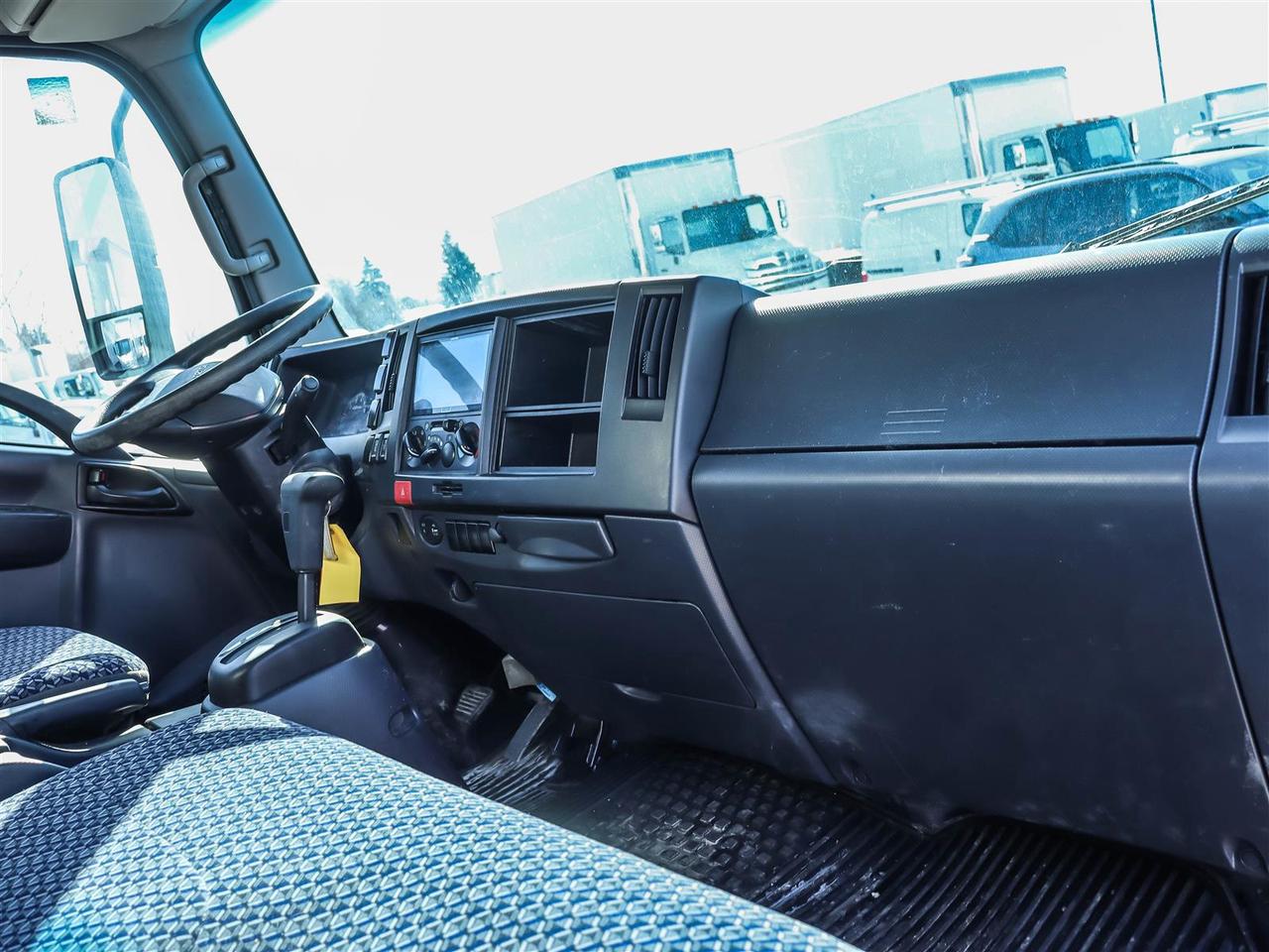 2024 Isuzu NPR 20' box with lift Photo