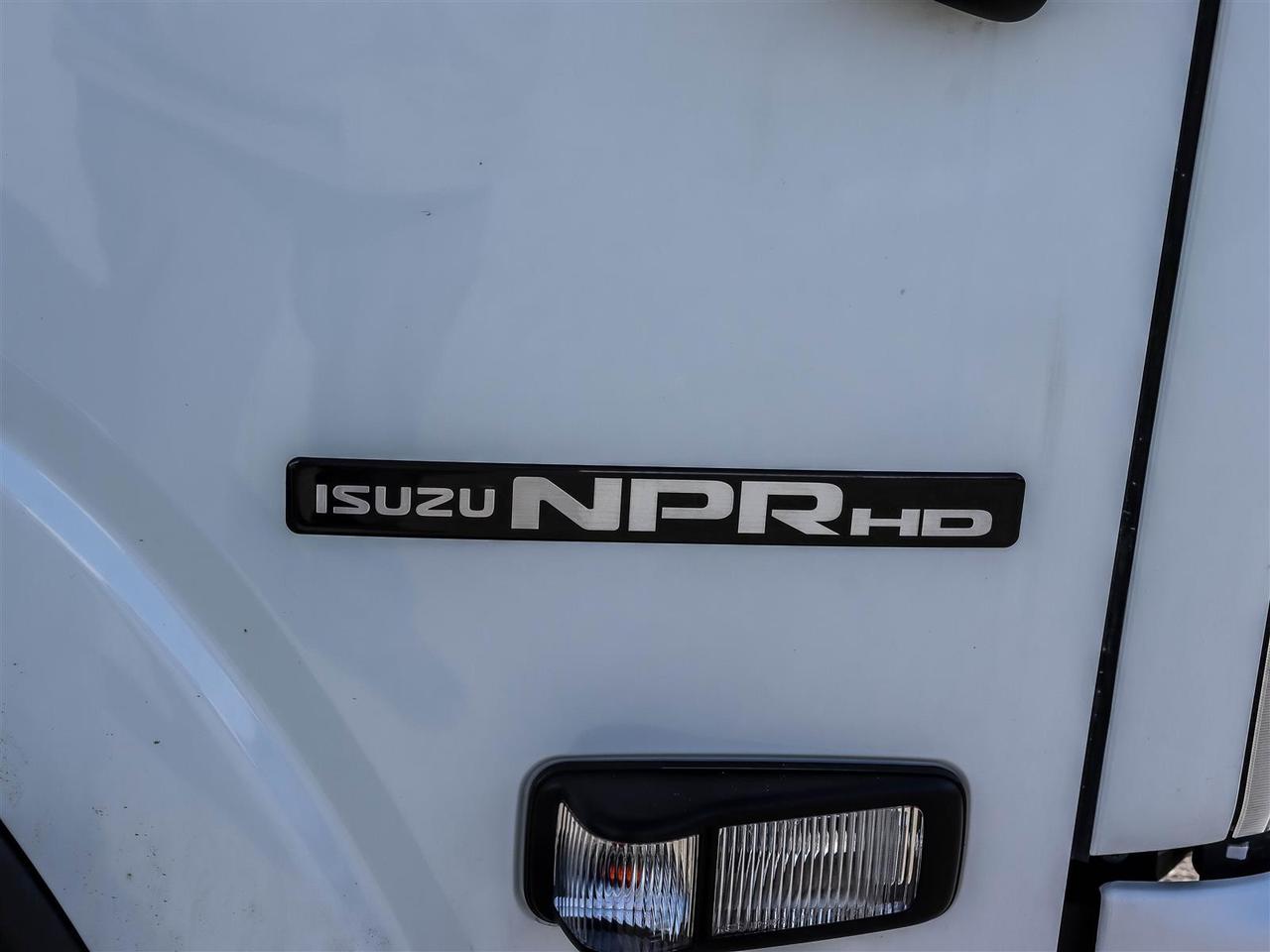 2024 Isuzu NPR 20' box with lift Photo