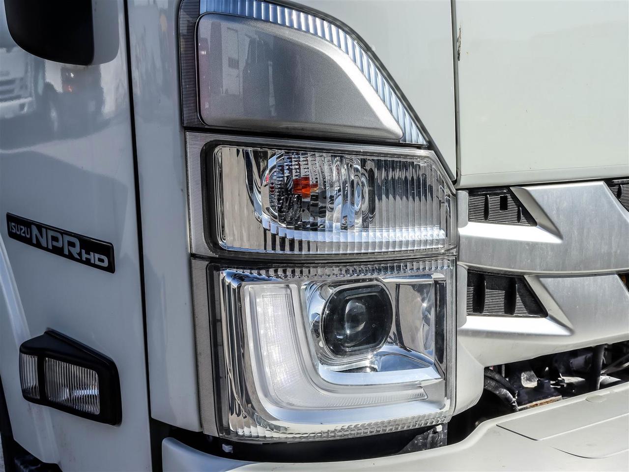 2024 Isuzu NPR 20' box with lift Photo