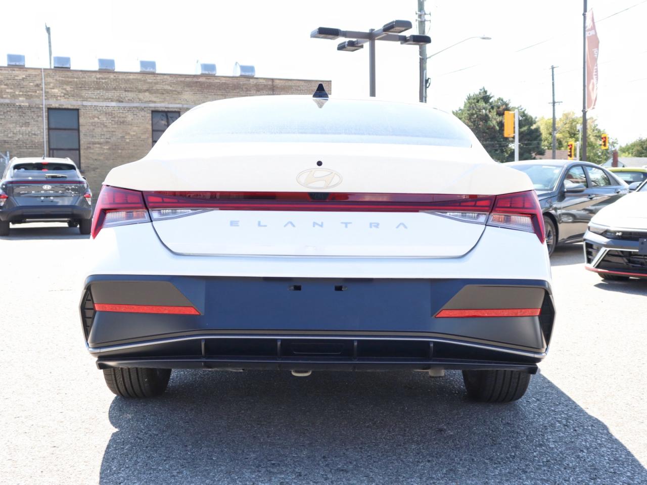 2025 Hyundai Elantra Luxury Photo3