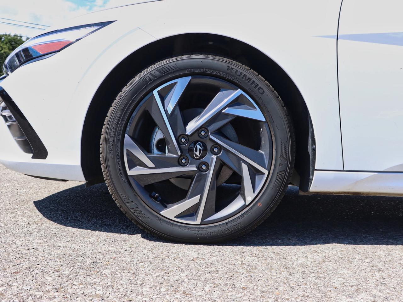 2025 Hyundai Elantra Luxury Photo