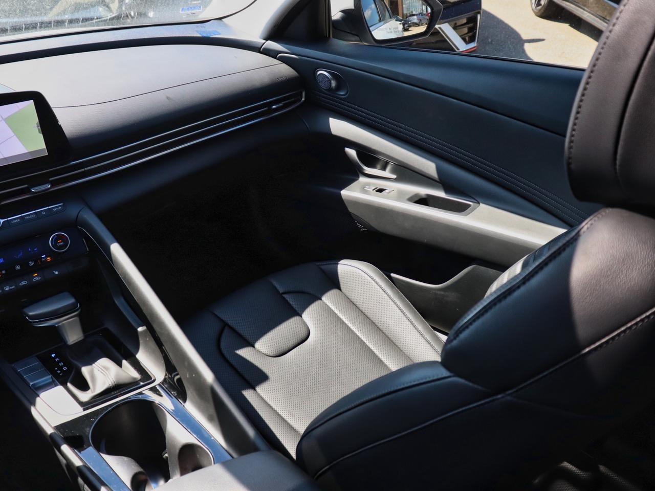 2025 Hyundai Elantra Luxury Photo