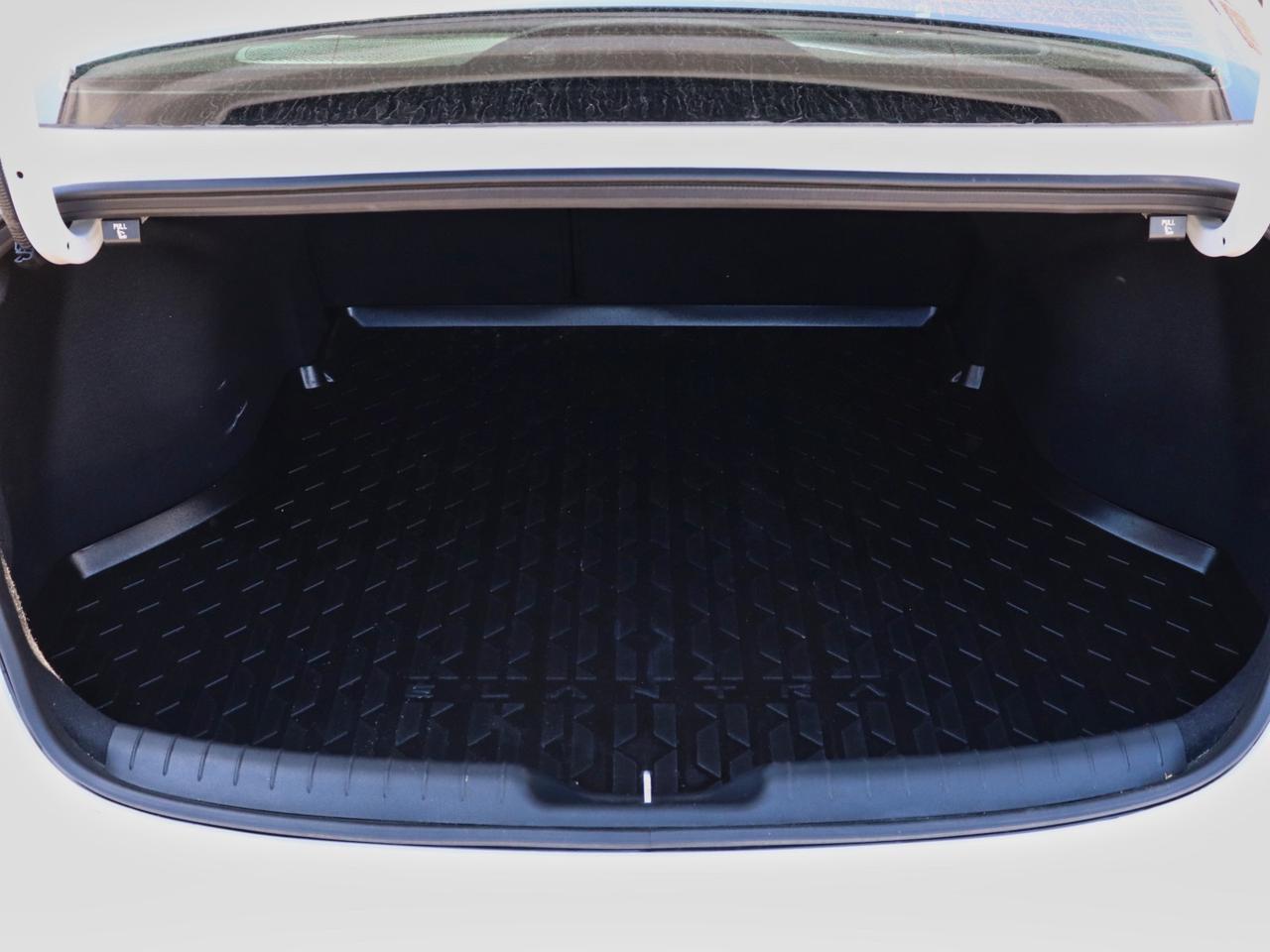 2025 Hyundai Elantra Luxury Photo