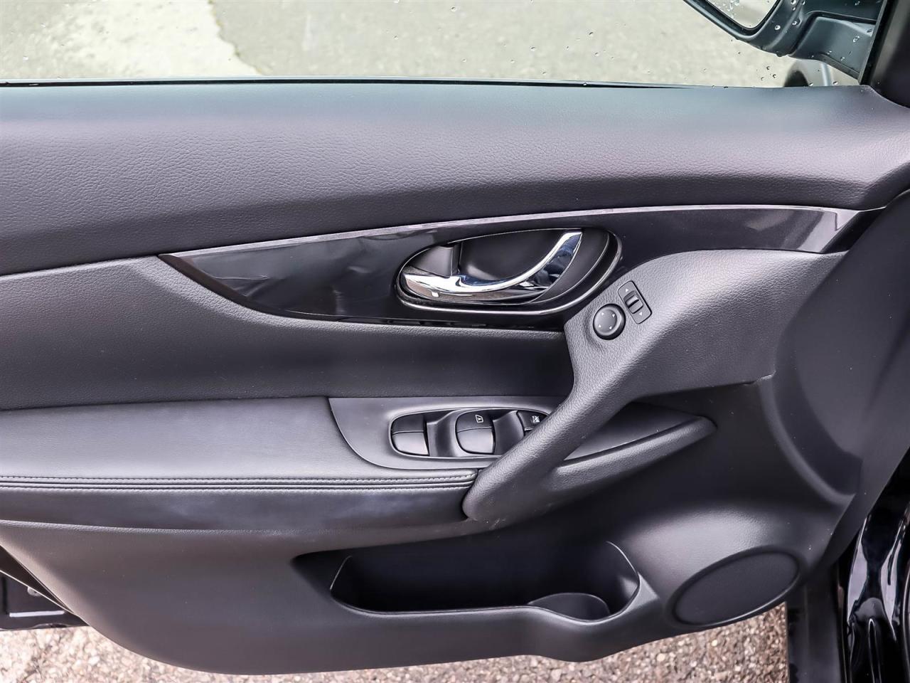 2017 Nissan Rogue SV AWD CVT Photo