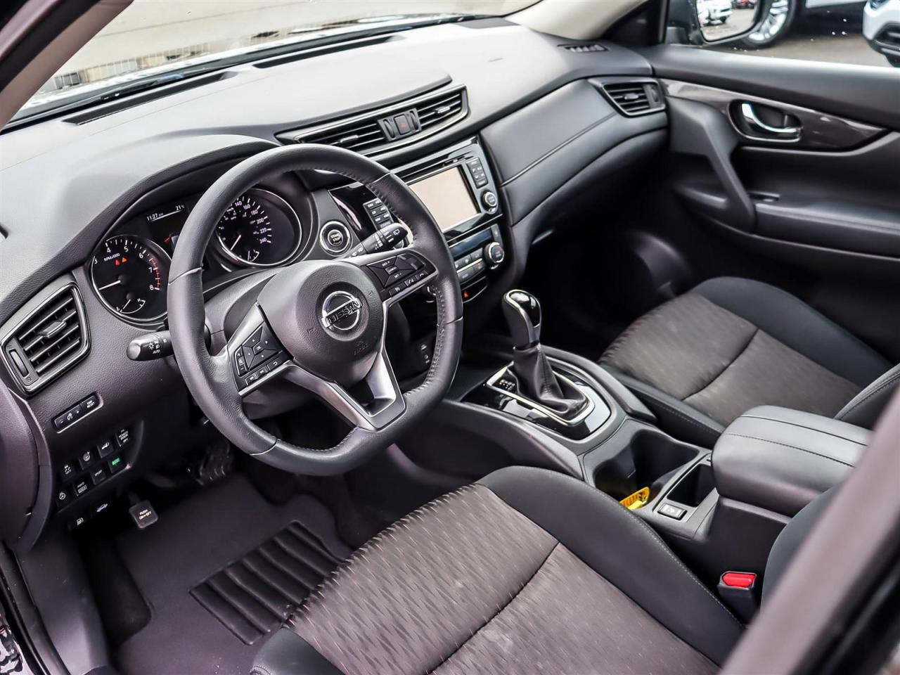 2017 Nissan Rogue SV AWD CVT Photo