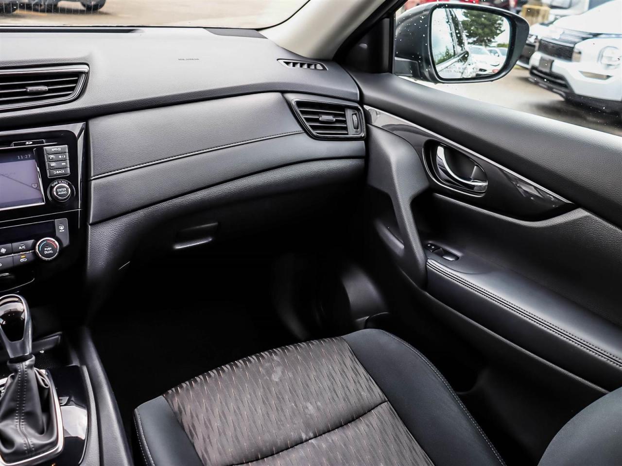 2017 Nissan Rogue SV AWD CVT Photo