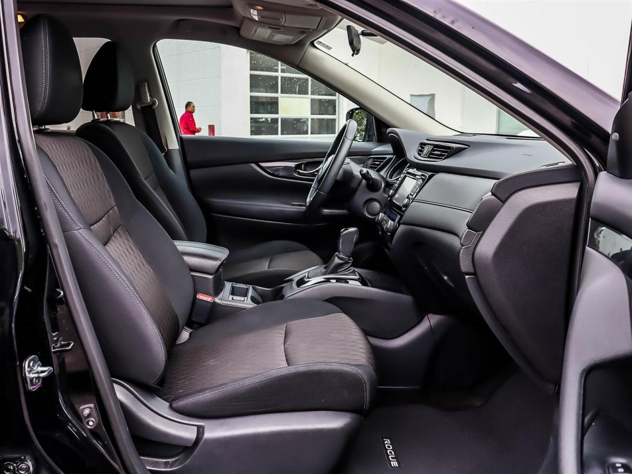 2017 Nissan Rogue SV AWD CVT Photo