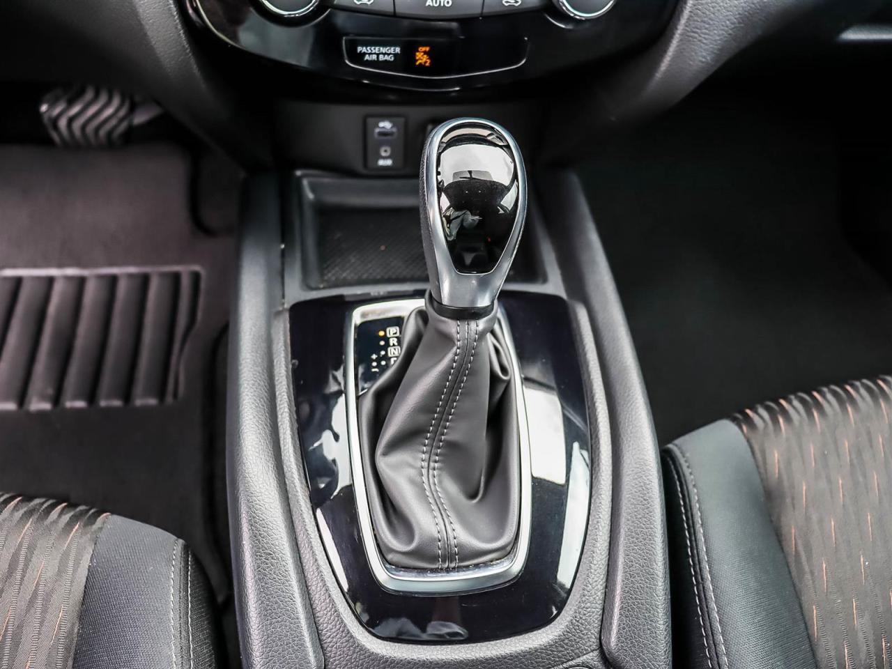 2017 Nissan Rogue SV AWD CVT Photo