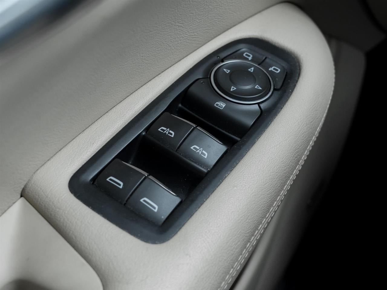 2017 Cadillac XT5 Wireless Charging | Bose Premium Sound Photo