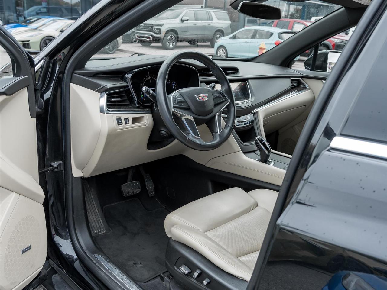 2017 Cadillac XT5 Wireless Charging | Bose Premium Sound Photo