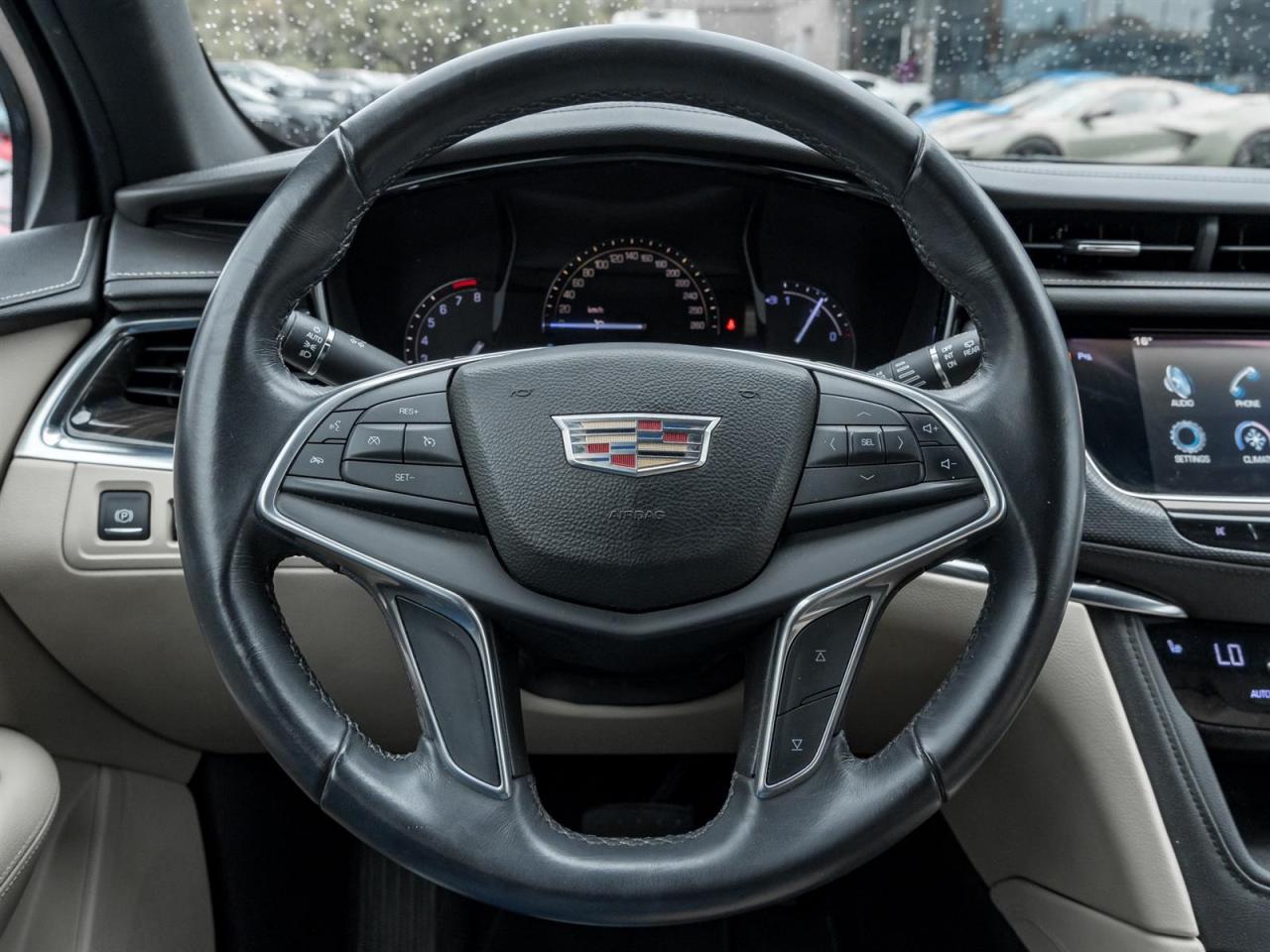 2017 Cadillac XT5 Wireless Charging | Bose Premium Sound Photo