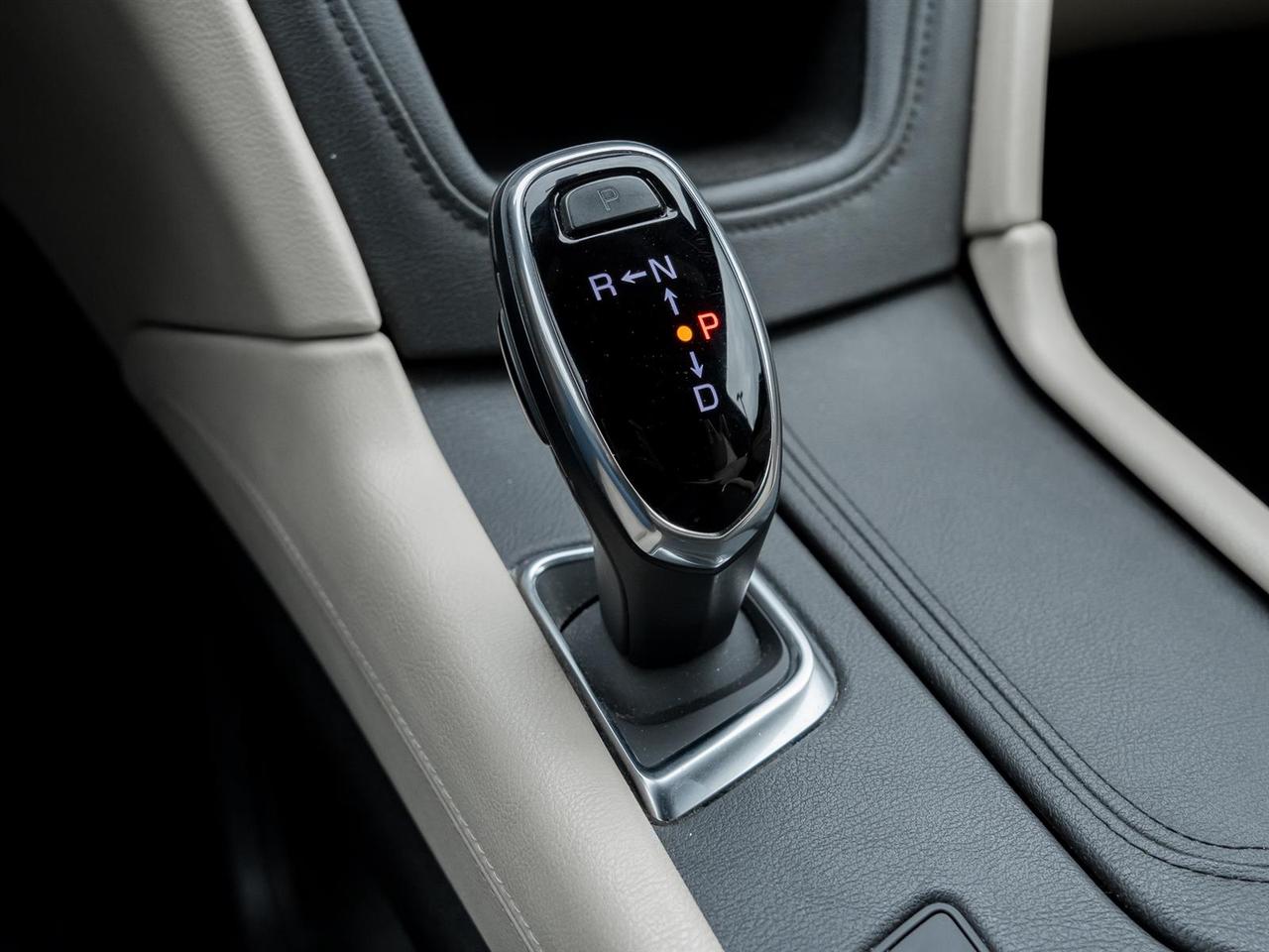 2017 Cadillac XT5 Wireless Charging | Bose Premium Sound Photo
