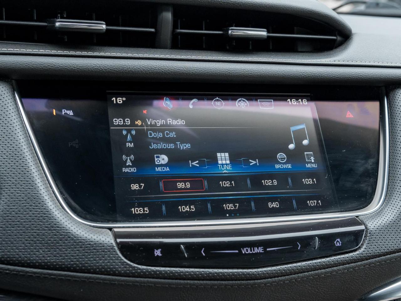 2017 Cadillac XT5 Wireless Charging | Bose Premium Sound Photo