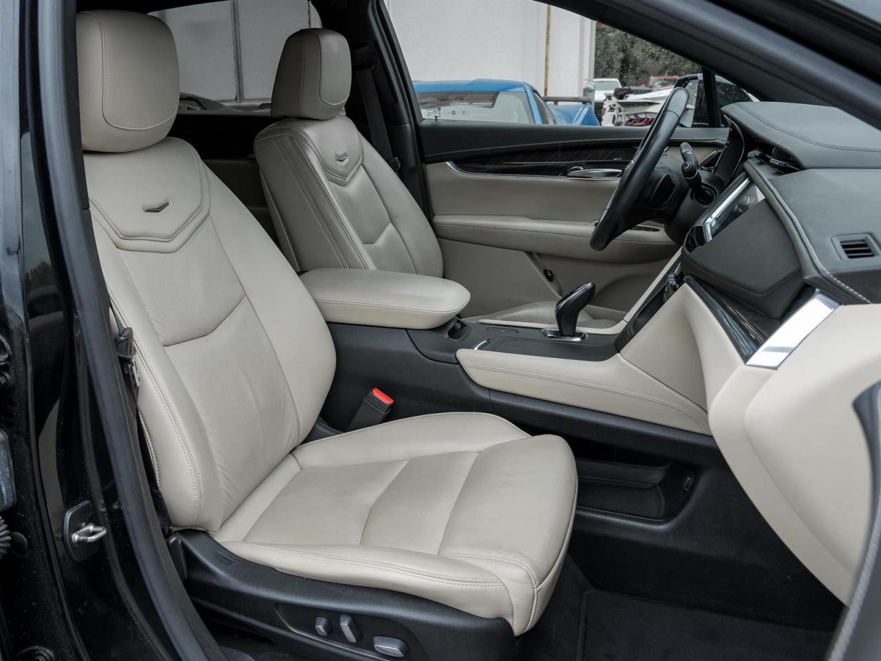 2017 Cadillac XT5 Wireless Charging | Bose Premium Sound Photo