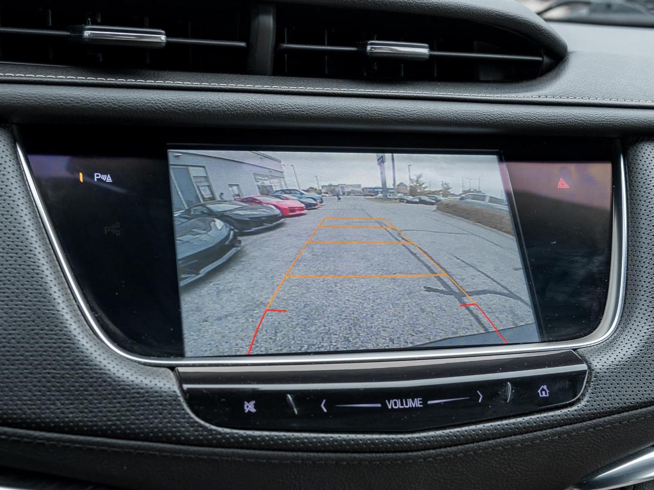 2017 Cadillac XT5 Wireless Charging | Bose Premium Sound Photo