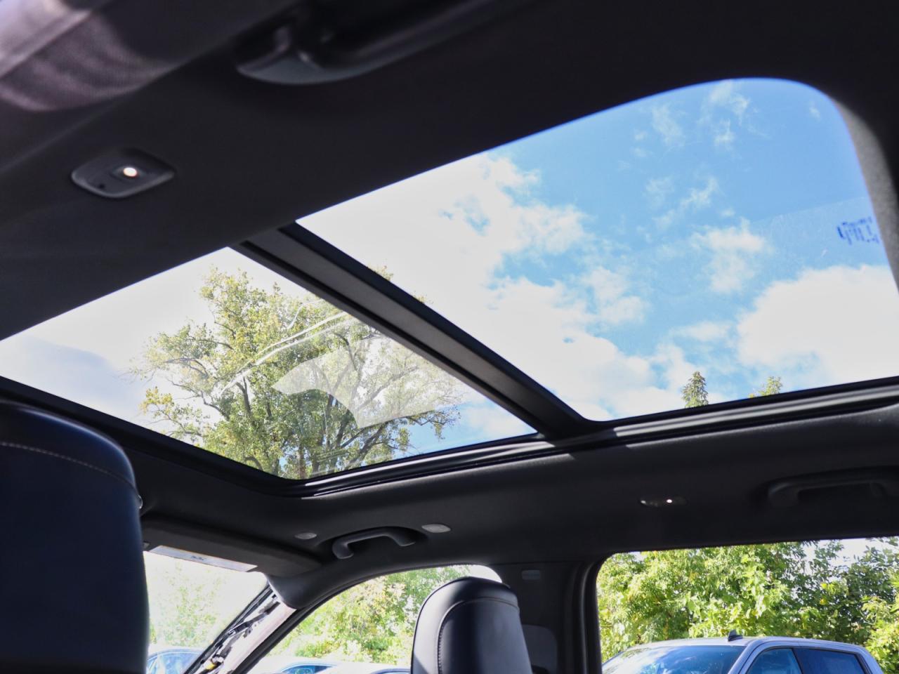 2023 Jeep Grand Cherokee L Overland 4WD Photo