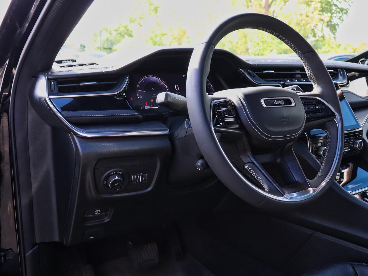 2023 Jeep Grand Cherokee L Overland 4WD Photo