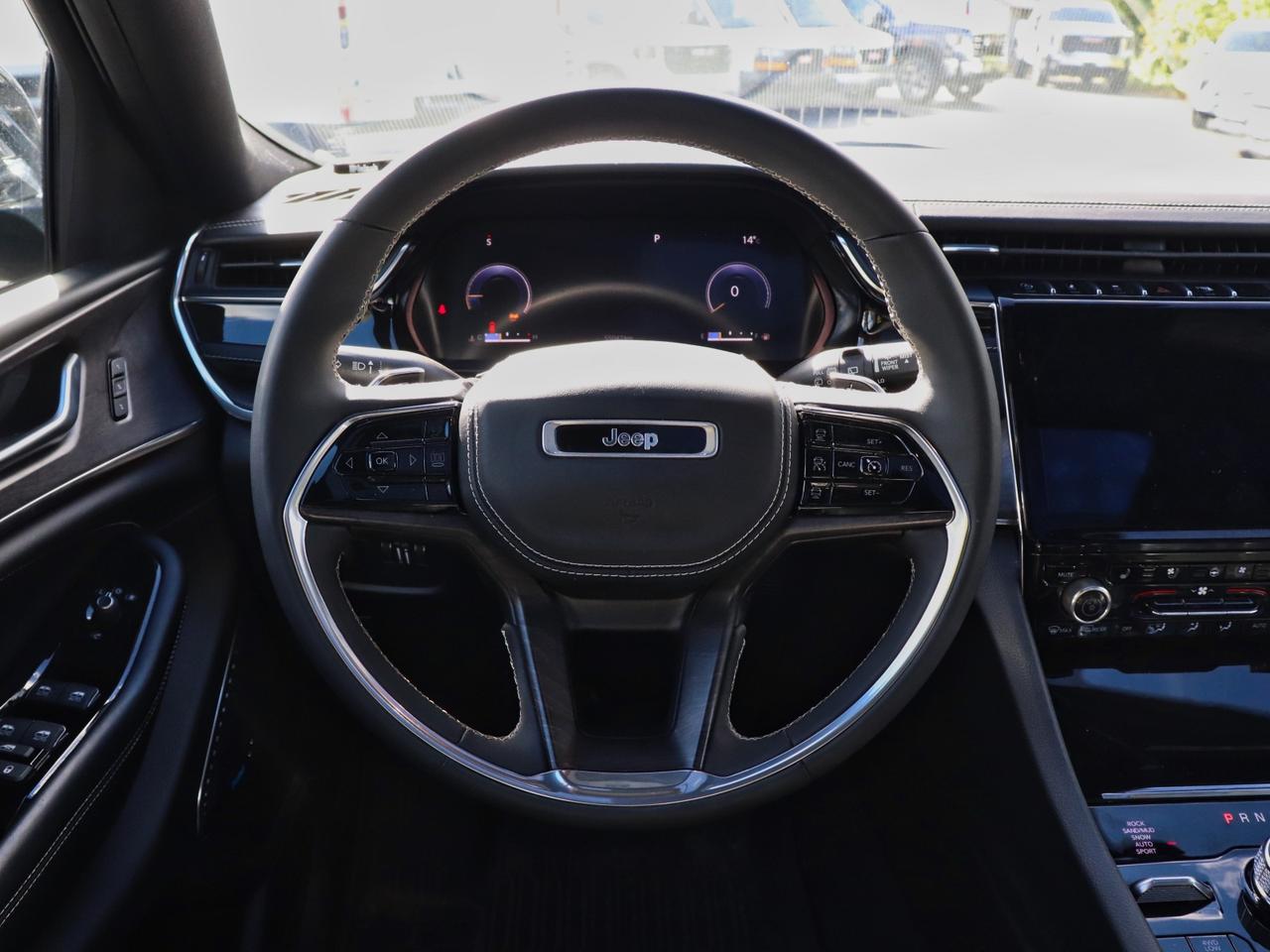 2023 Jeep Grand Cherokee L Overland 4WD Photo