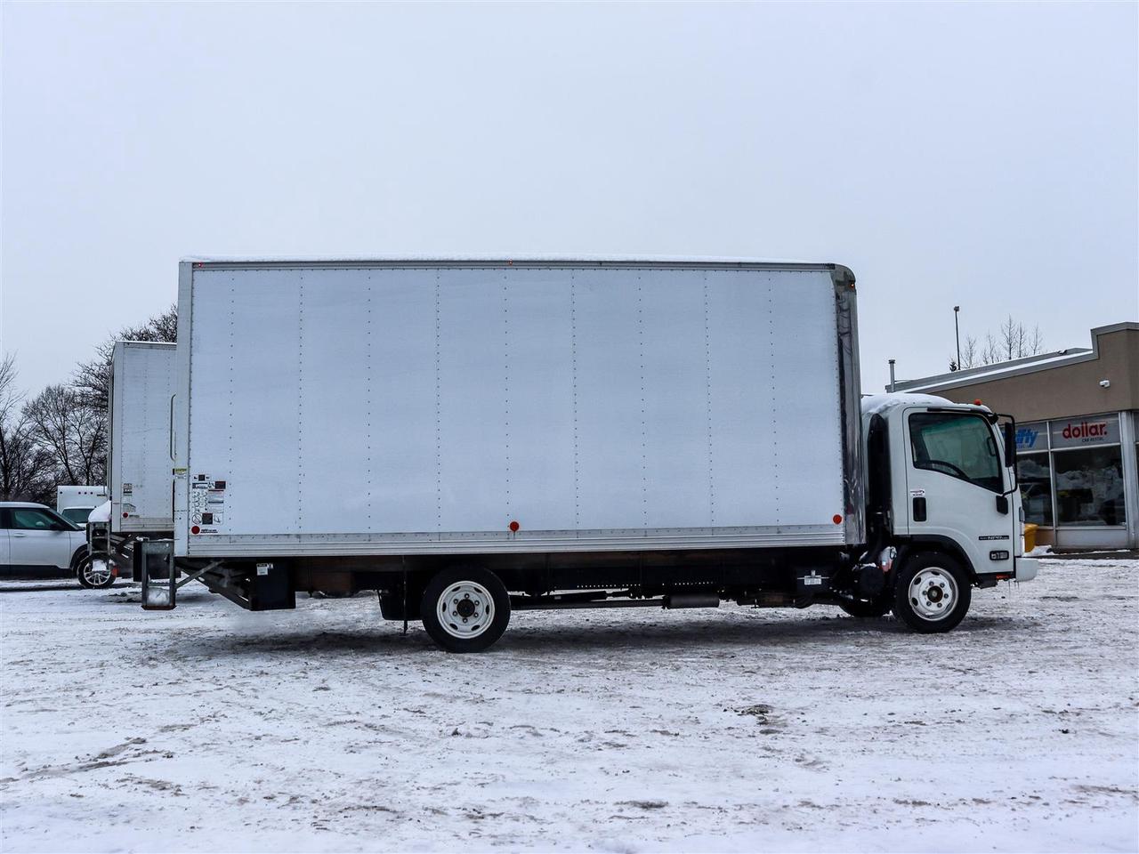 2024 Isuzu NPR 20 foot box Photo
