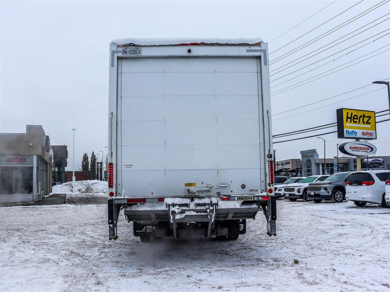 2024 Isuzu NPR 20 foot box Photo3