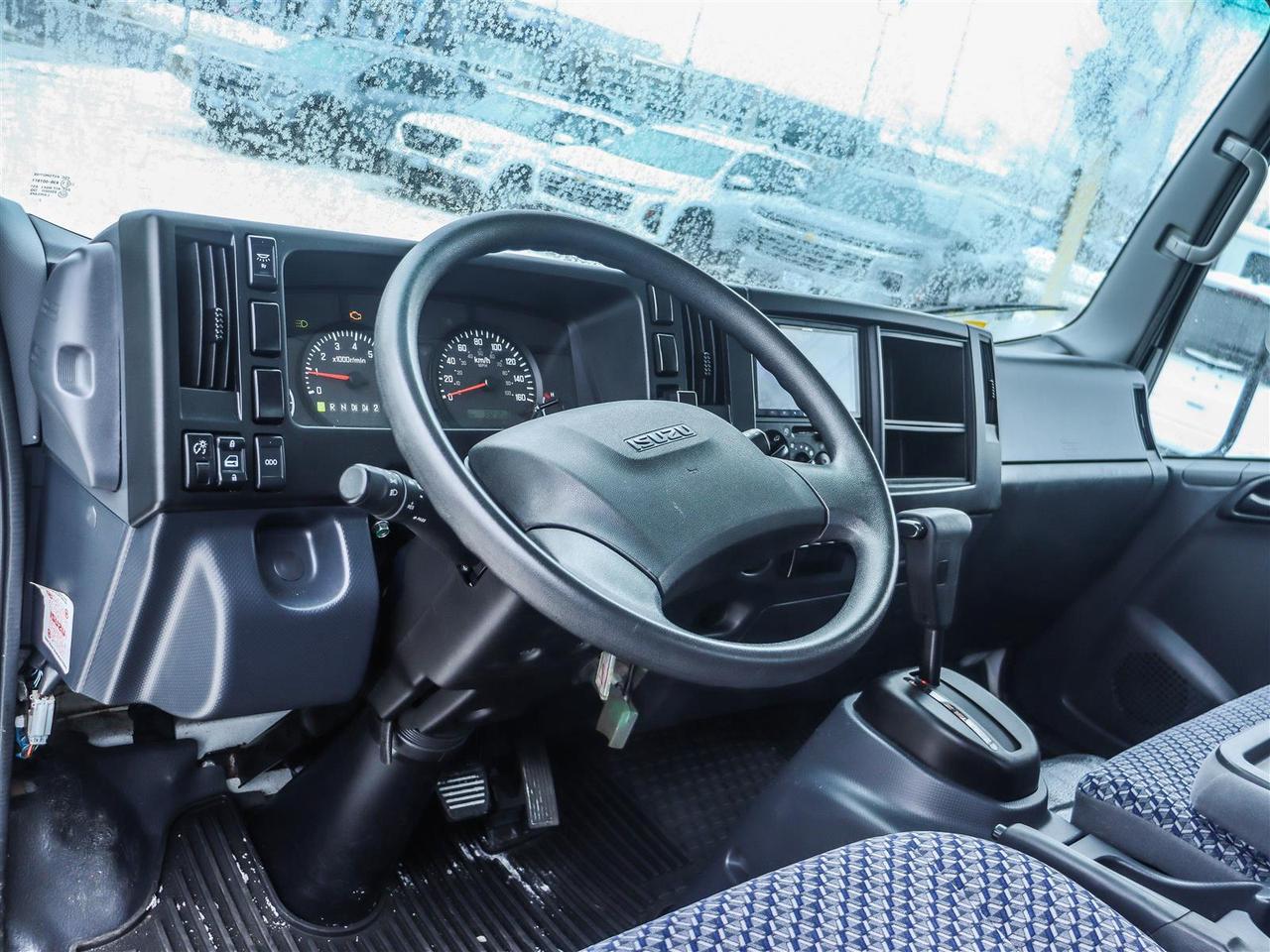 2024 Isuzu NPR 20 foot box Photo