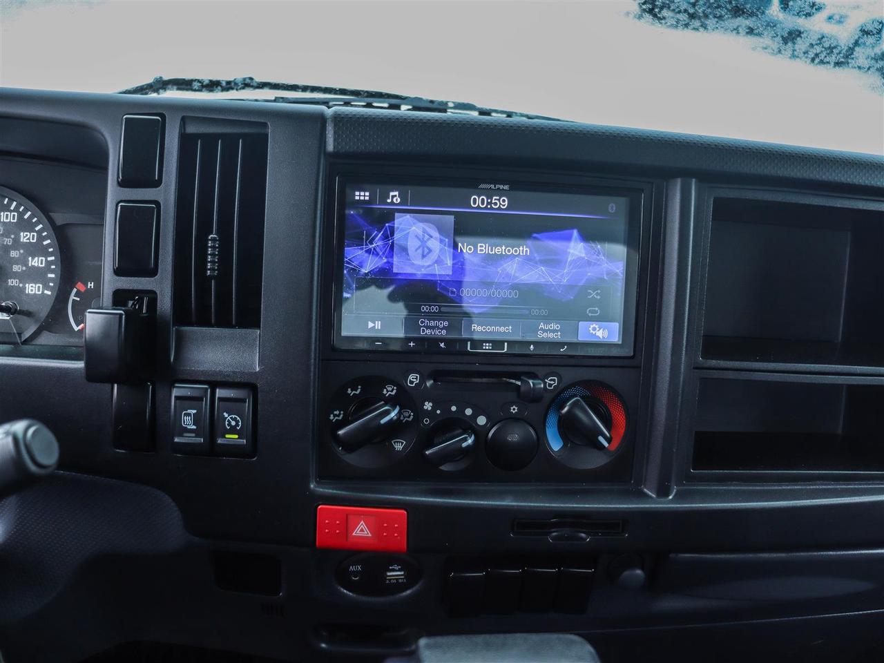 2024 Isuzu NPR 20 foot box Photo