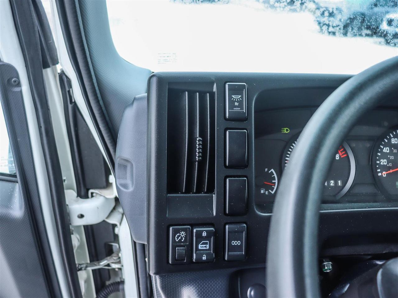 2024 Isuzu NPR 20 foot box Photo