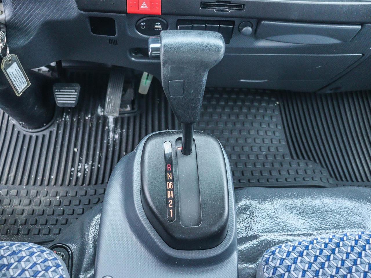 2024 Isuzu NPR 20 foot box Photo