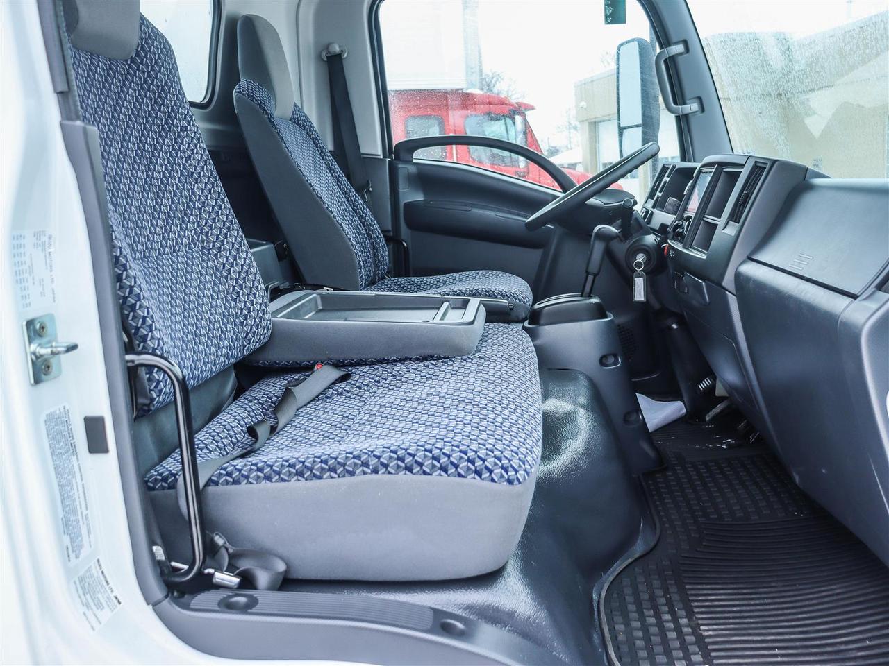 2024 Isuzu NPR 20 foot box Photo