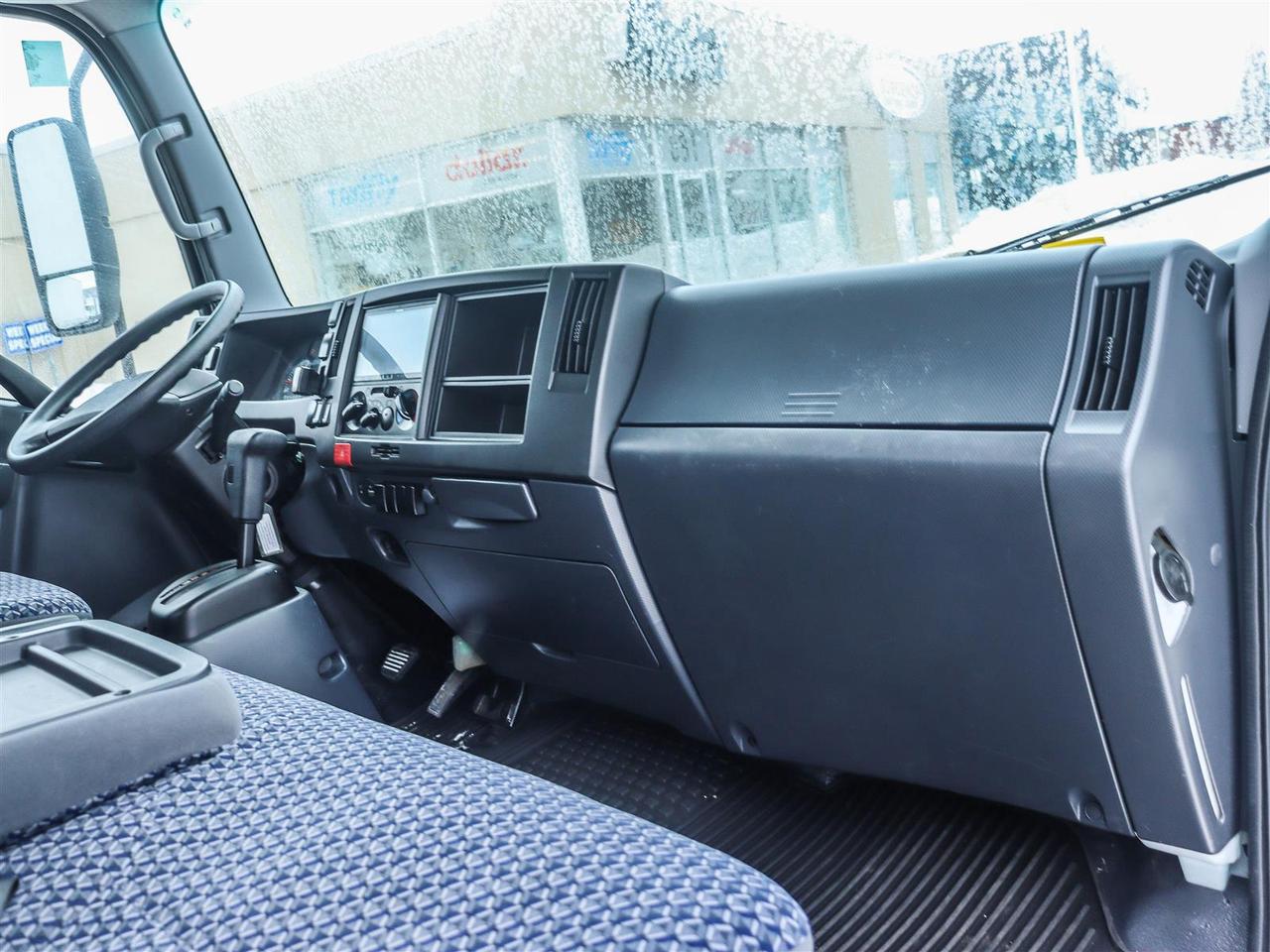 2024 Isuzu NPR 20 foot box Photo