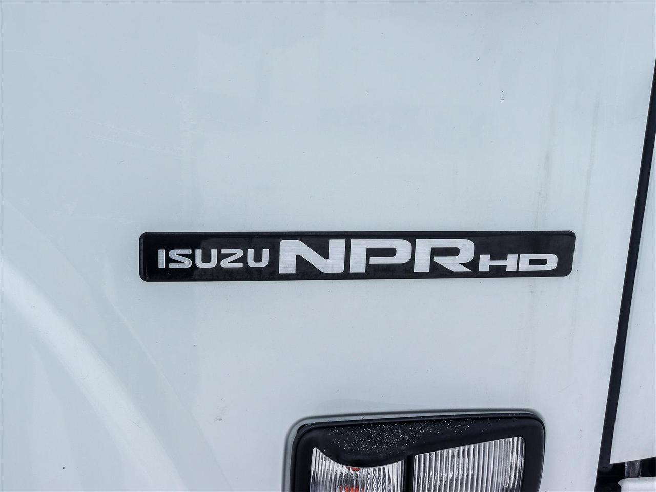 2024 Isuzu NPR 20 foot box Photo