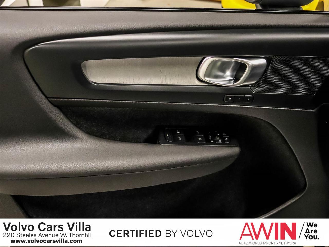 2025 Volvo XC40 B5 AWD Plus Dark Theme Photo4