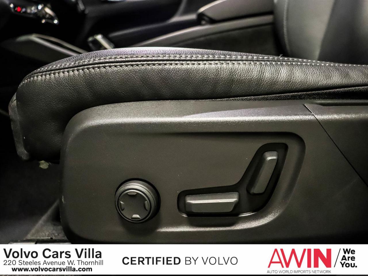 2025 Volvo XC40 B5 AWD Plus Dark Theme Photo