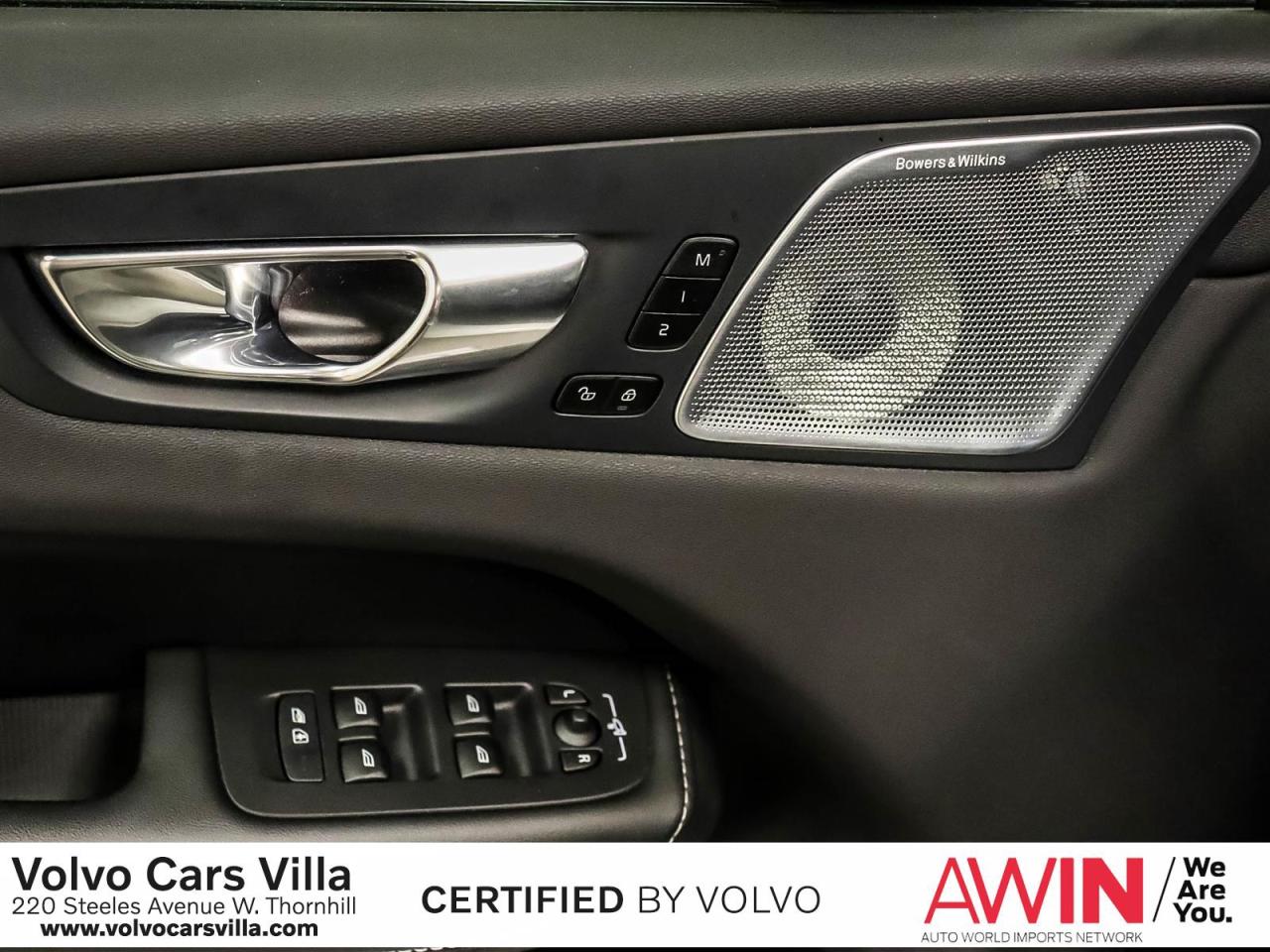 2025 Volvo XC60 Plug-In Hybrid T8 AWD Ultra Dark Theme Photo