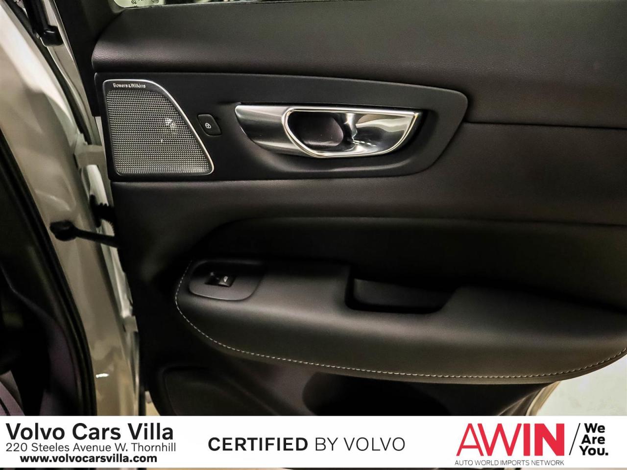 2025 Volvo XC60 Plug-In Hybrid T8 AWD Ultra Dark Theme Photo