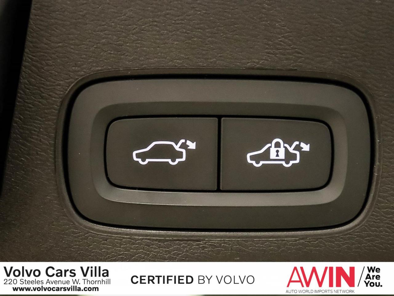 2025 Volvo XC60 Plug-In Hybrid T8 AWD Ultra Dark Theme Photo