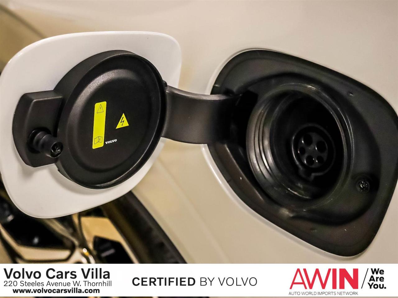 2025 Volvo XC60 Plug-In Hybrid T8 AWD Ultra Dark Theme Photo