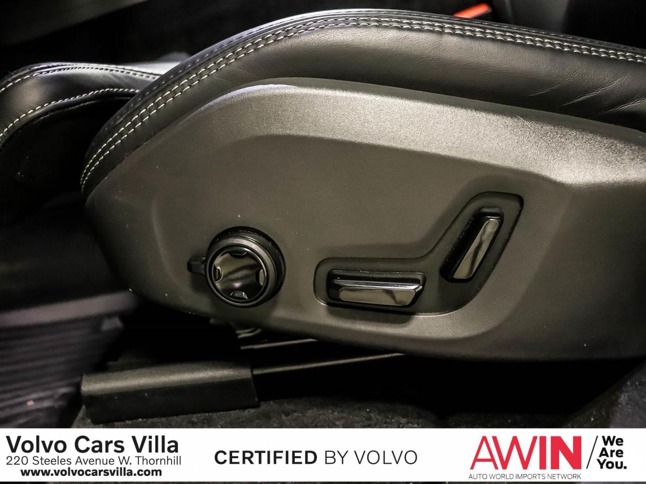 2025 Volvo XC60 Plug-In Hybrid T8 AWD Ultra Dark Theme Photo