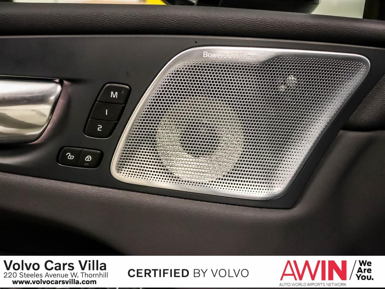 2025 Volvo XC60 Plug-In Hybrid T8 AWD Ultra Dark Theme Photo