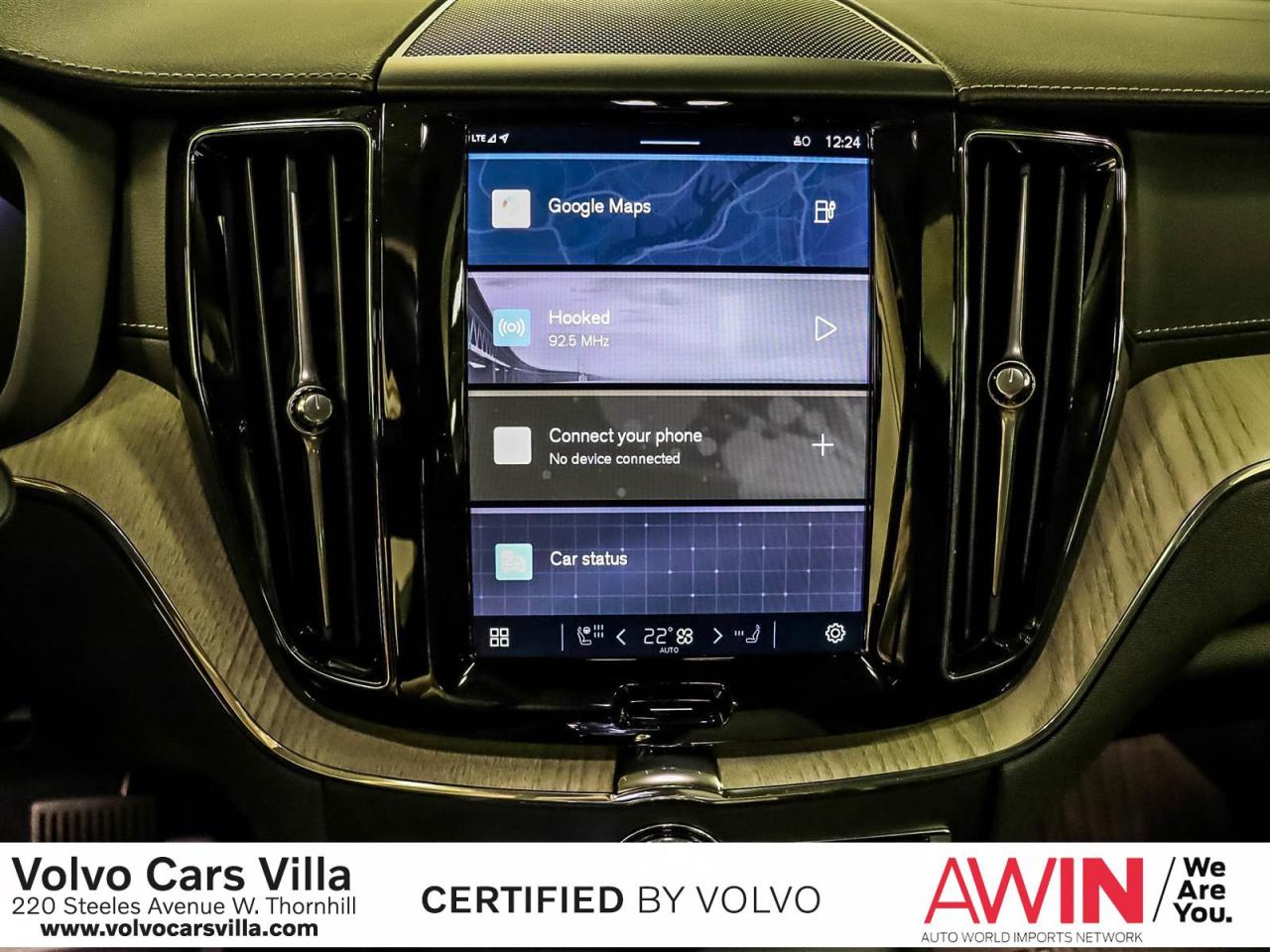 2025 Volvo XC60 Plug-In Hybrid T8 AWD Ultra Dark Theme Photo