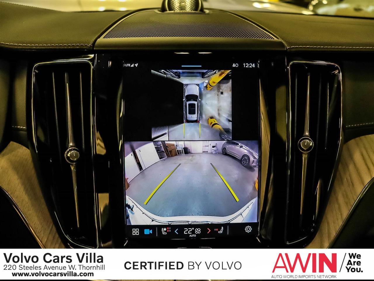2025 Volvo XC60 Plug-In Hybrid T8 AWD Ultra Dark Theme Photo