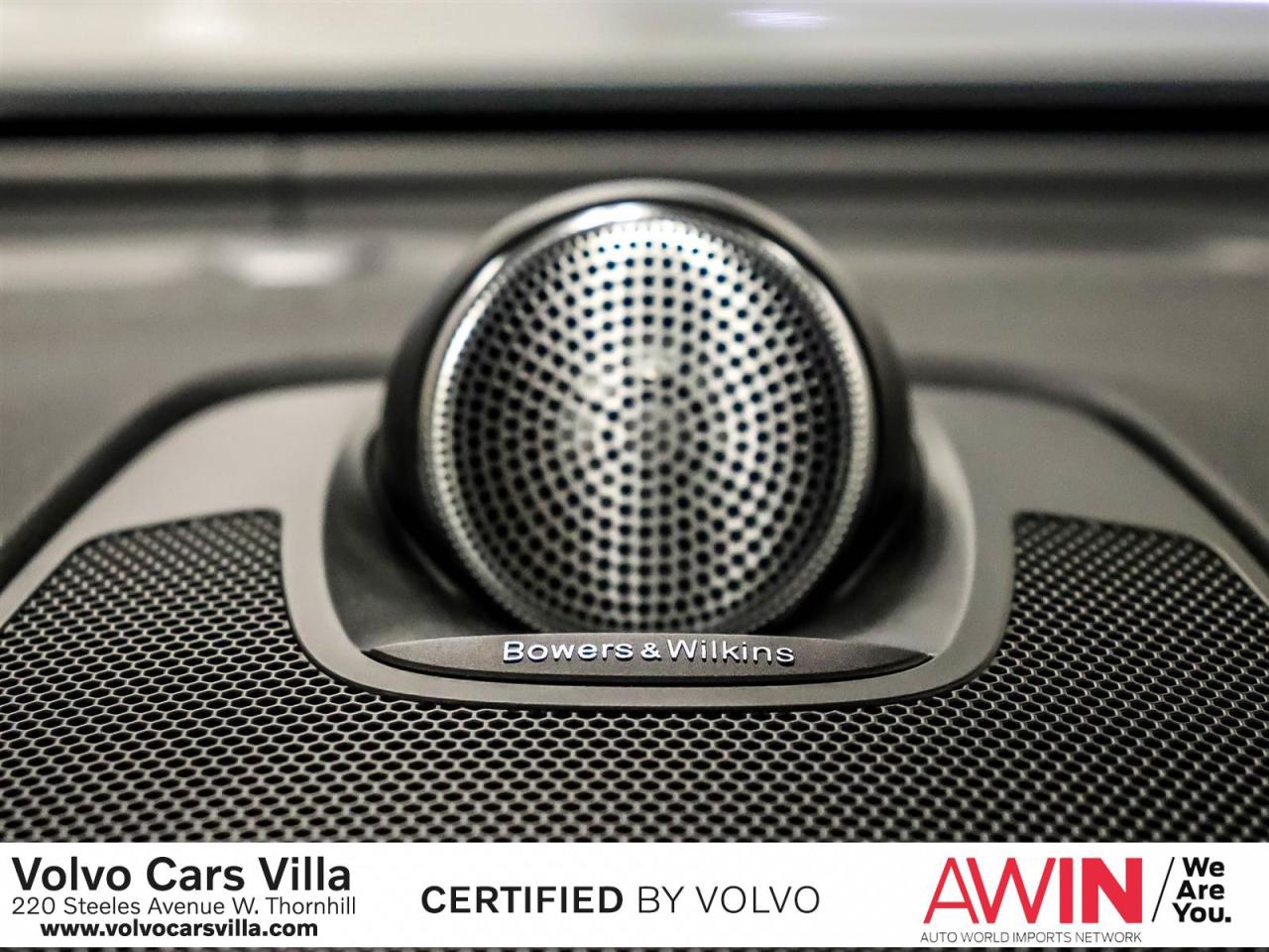 2025 Volvo XC60 Plug-In Hybrid T8 AWD Ultra Dark Theme Photo