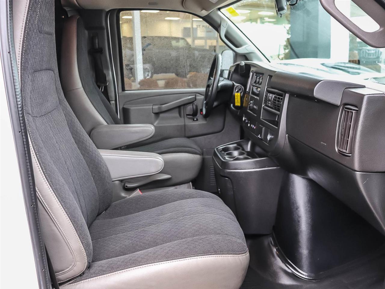 2020 GMC Savana Cargo Van BASE Photo