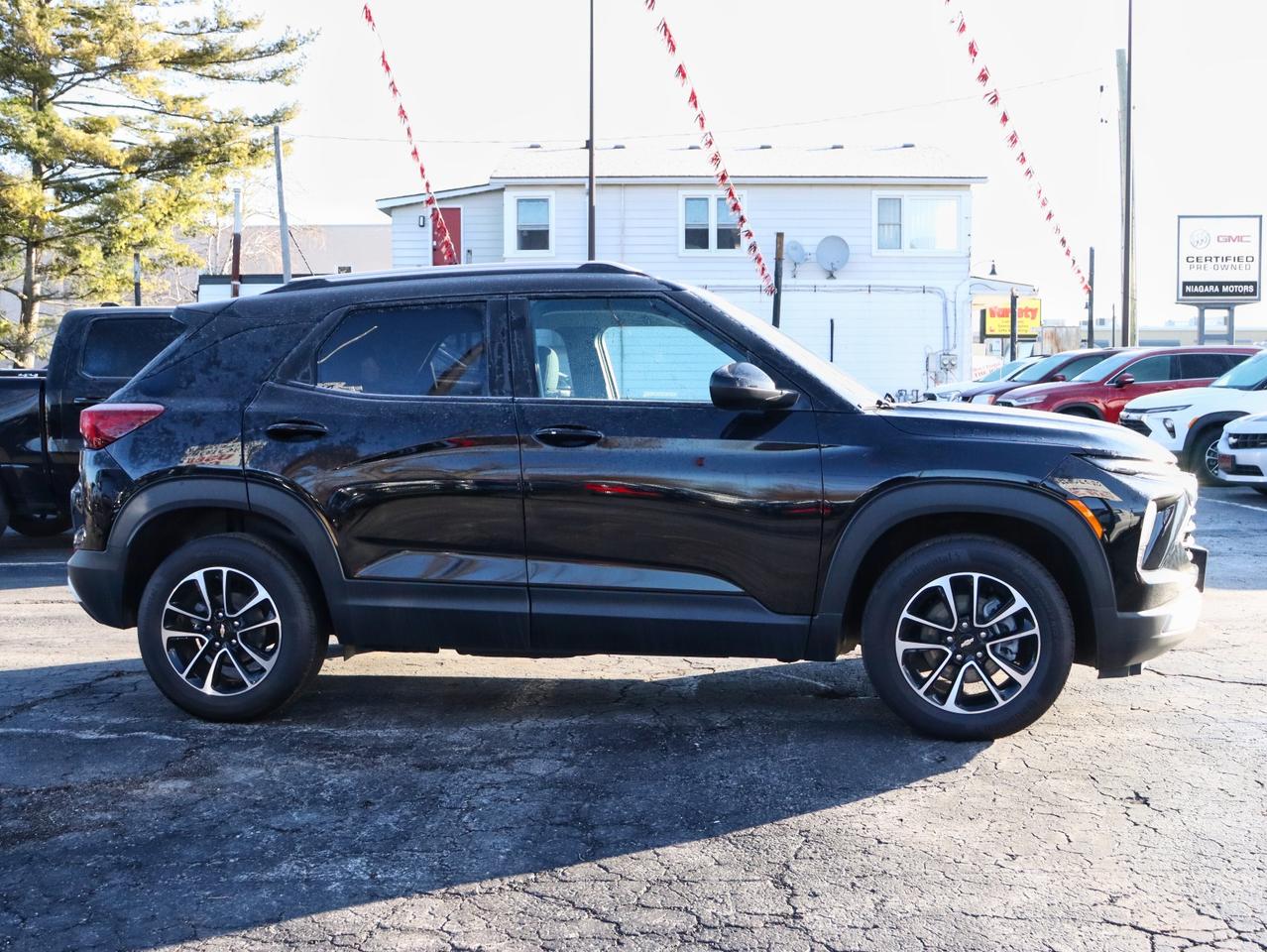 2025 Chevrolet TrailBlazer LT AWD Photo2