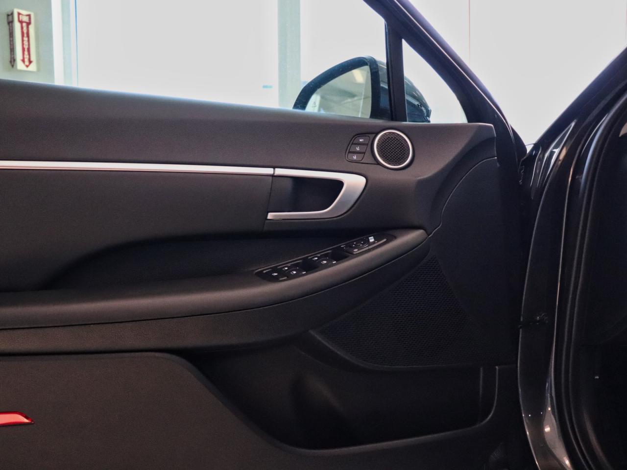 2025 Hyundai Sonata Preferred-Trend - | Leather | Sunroof | Winter Tires Photo