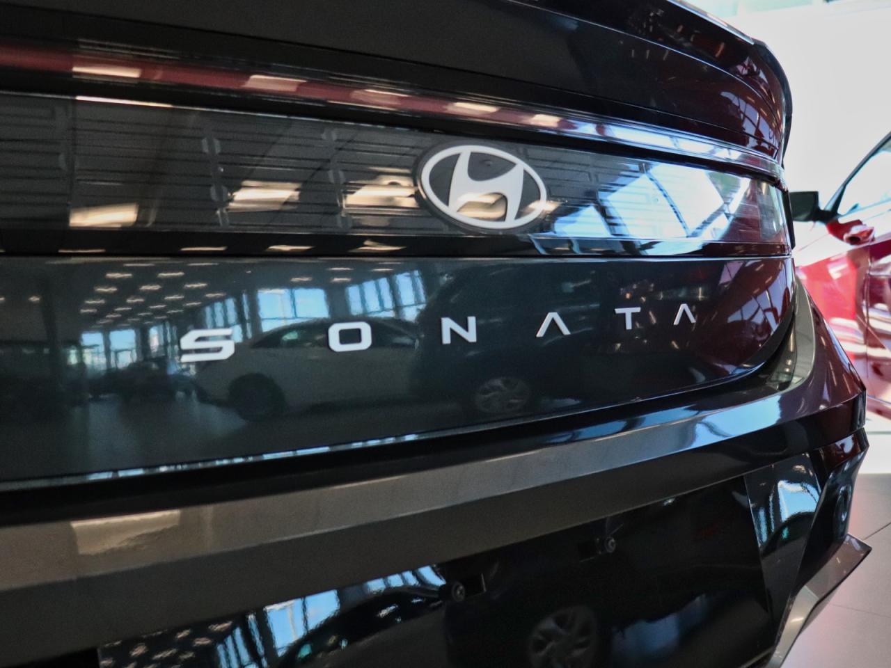 2025 Hyundai Sonata Preferred-Trend - | Leather | Sunroof | Winter Tires Photo