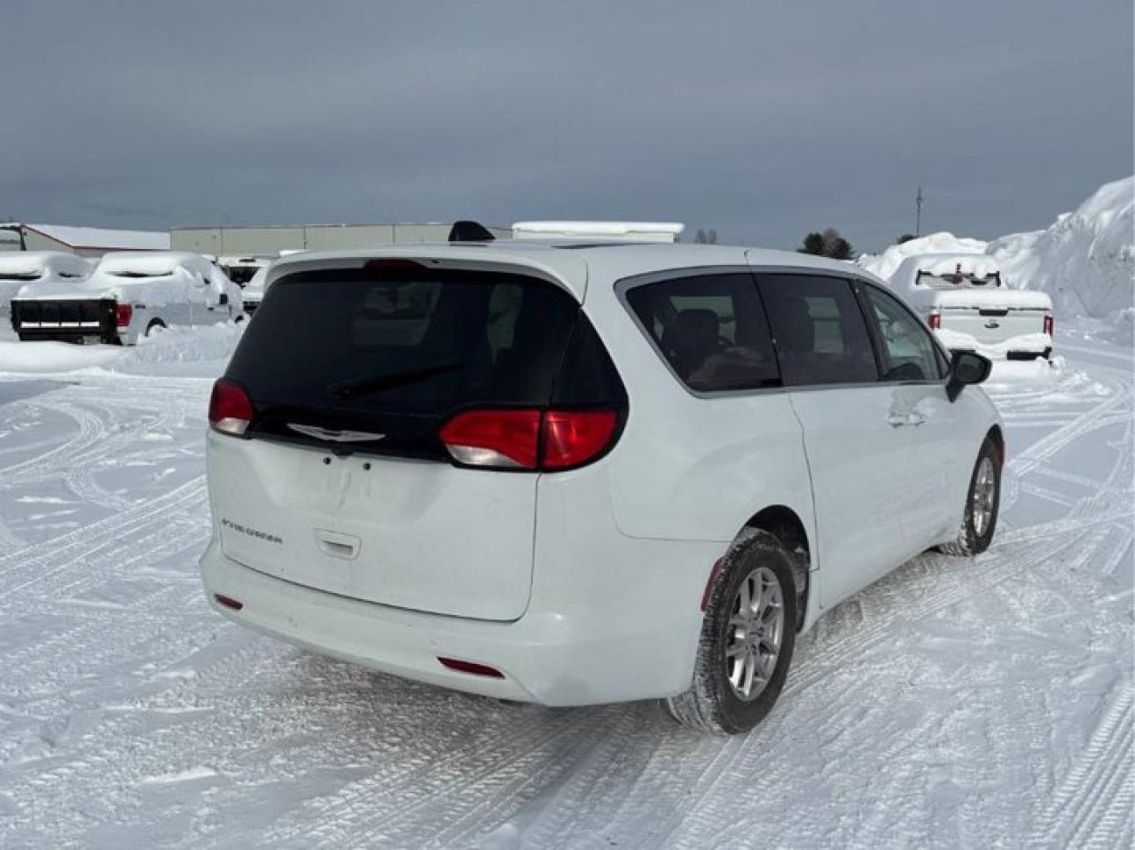 2024 Dodge Grand Caravan SXT | Heated Seats + Steering | Carplay and Android Auto | Remote Start | Power Liftgate and More ! Photo3