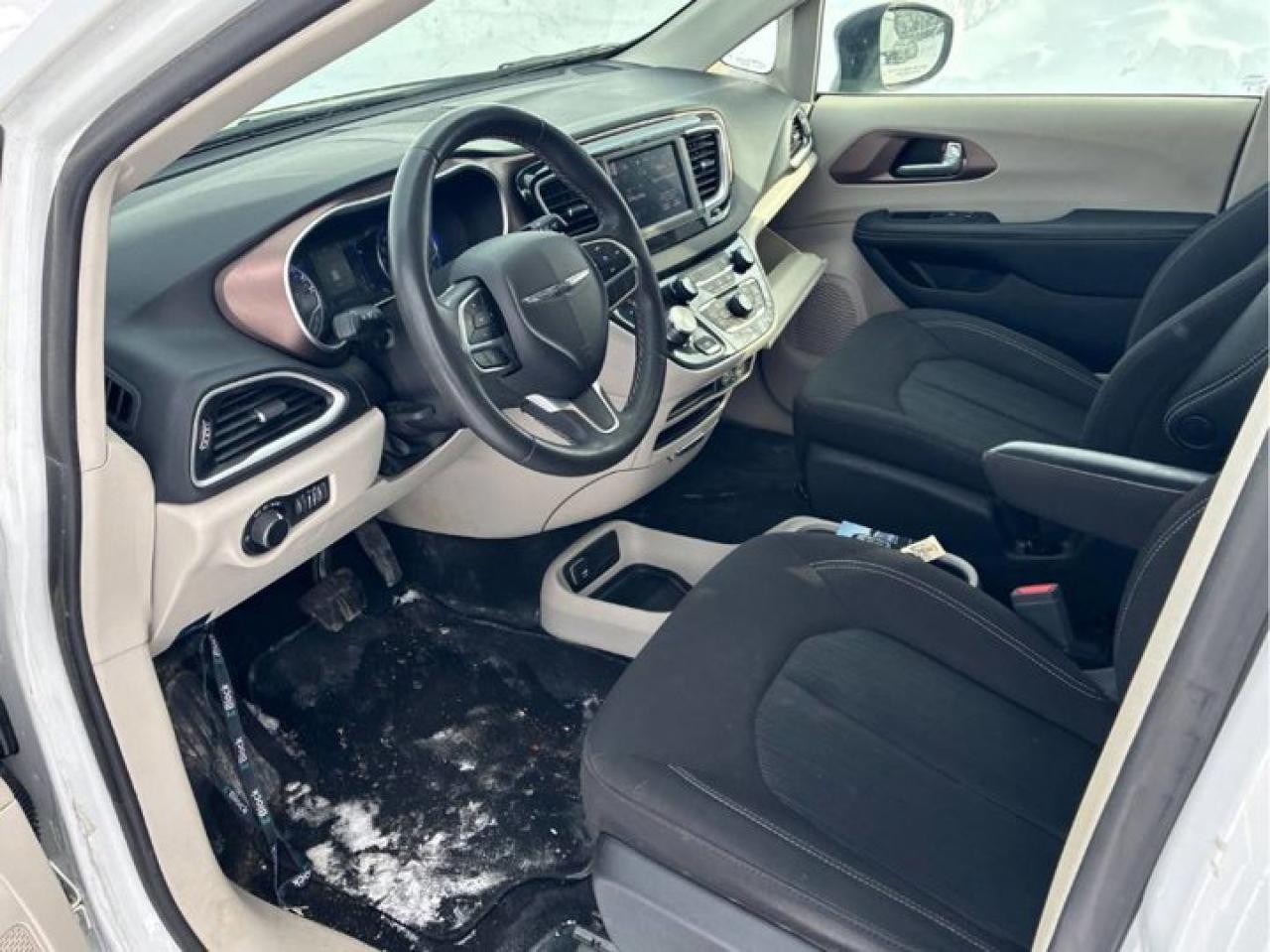 2024 Dodge Grand Caravan SXT | Heated Seats + Steering | Carplay and Android Auto | Remote Start | Power Liftgate and More ! Photo2