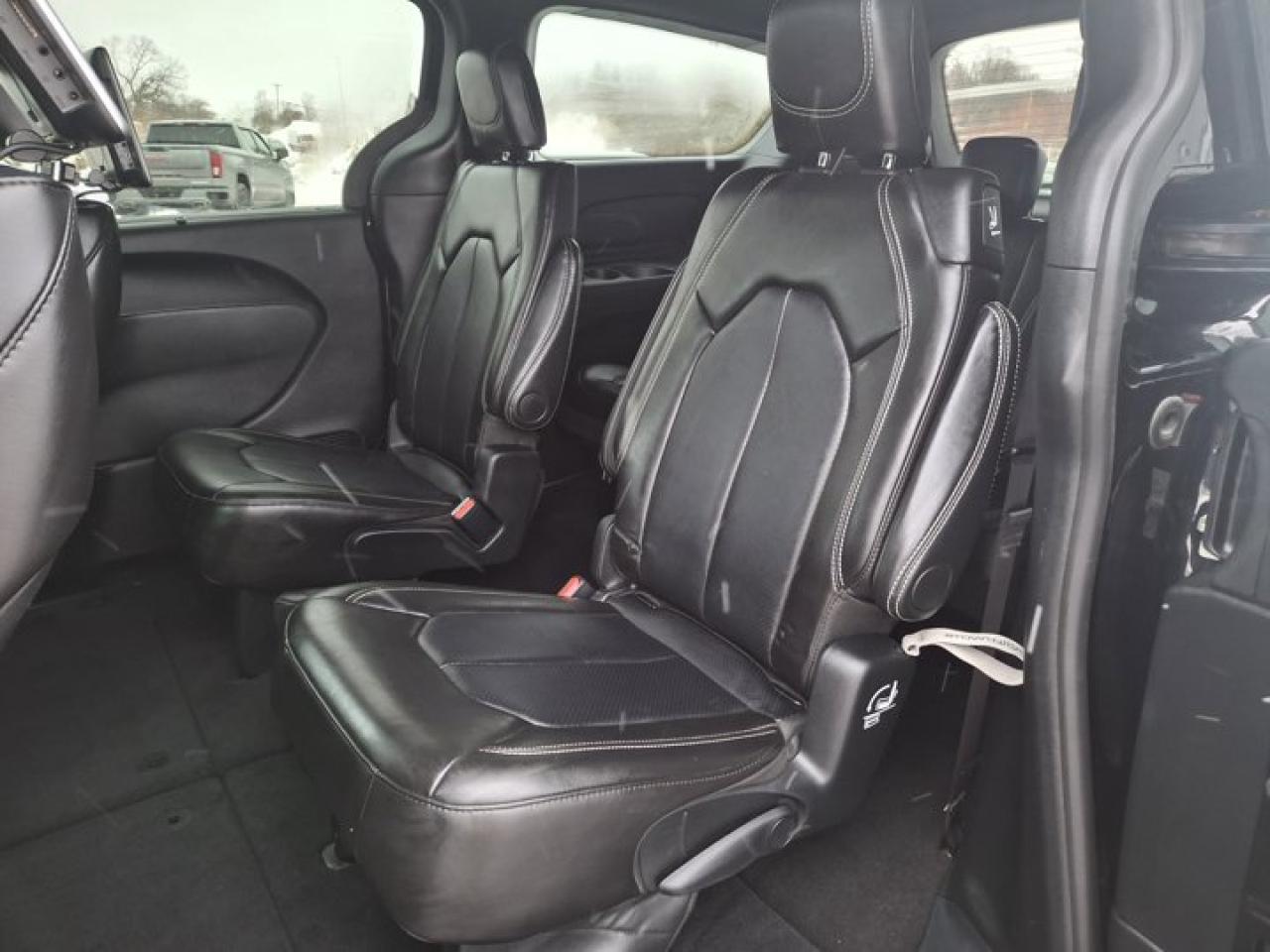 2025 Chrysler Pacifica Select AWD | Sunroof | Leatherette | Power Sliding Doors + Hatch | Remote Start | CarPlay + Android Photo